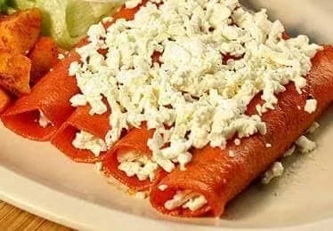 Enchiladas rojas con queso fresco
