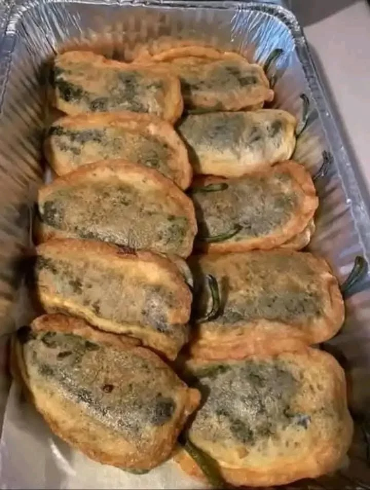 Chilitos rellenos preparados y acomodados en una charola